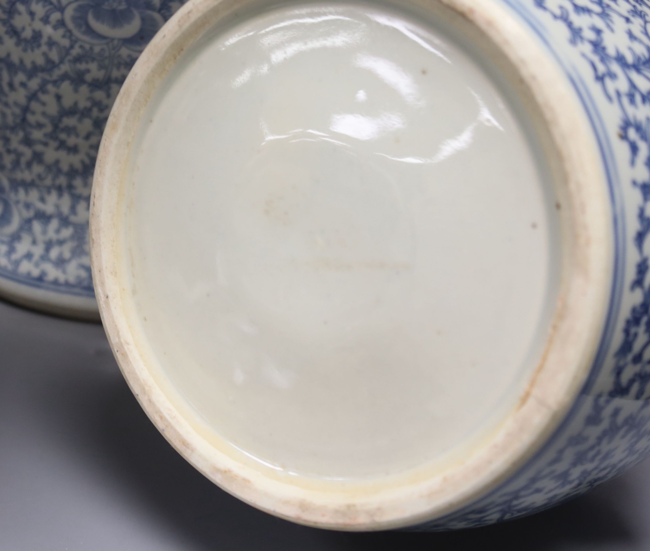 A Chinese blue and white vase cover, 51cm and a kamcheng and cover